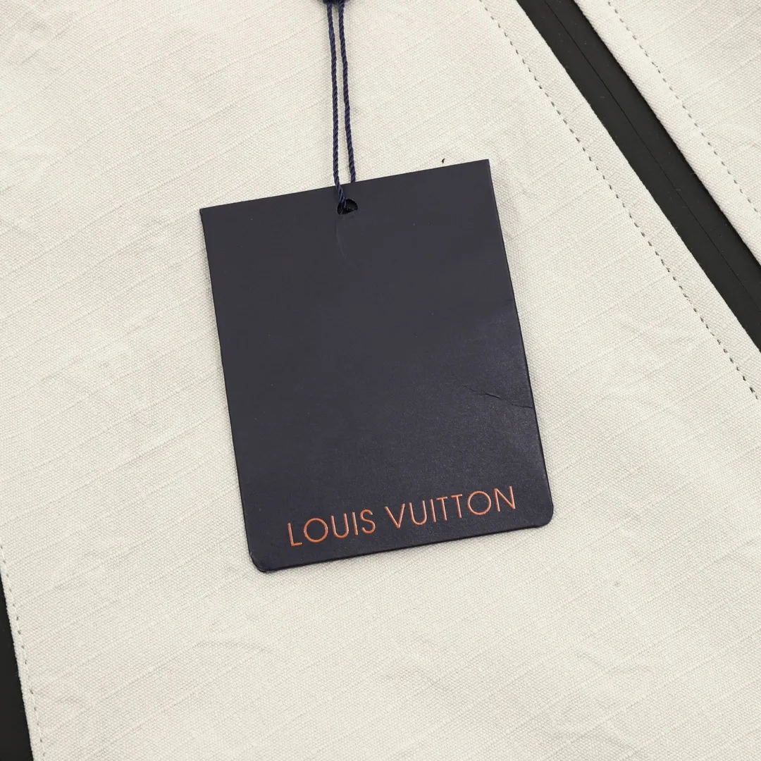🅿️570 Louis Vuitton/Louis Vuitton presbyopic embossed work pocket windbreaker zippered cotton jacket. Purchase the original version and have it printed immediately. The fabric is a custom densely spun technical fabric with a dark grained pattern, and the upper body is silky and breathable. Infrared positioning cutting, workwear-style windbreaker design, the upper body is invincible and versatile. All details are customized and developed, and all hardware and accessories are restored to ZP. Size：XS-L